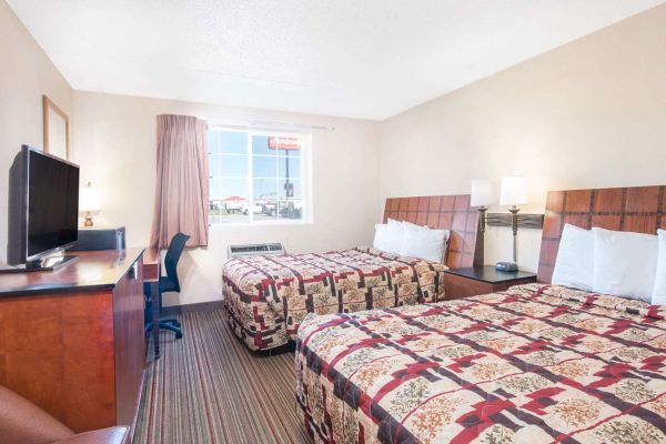 KNIGHTS INN AND SUITES GRAND F (Grand Forks)